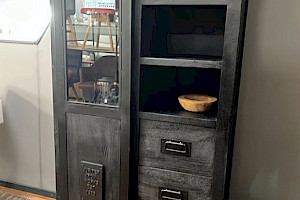 Vitrine industrial-Design Mangoholz massiv schwarz